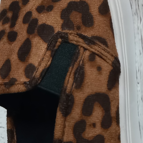 NEW leopard sneakers size 9 good for wide width - Picture 7 of 7